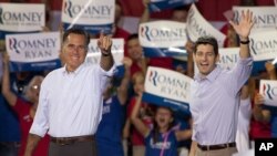 共和黨總統候選人羅姆尼(左)和他的副總統競選搭檔眾議員瑞安星期天在北卡羅來納州的一個競選集會上