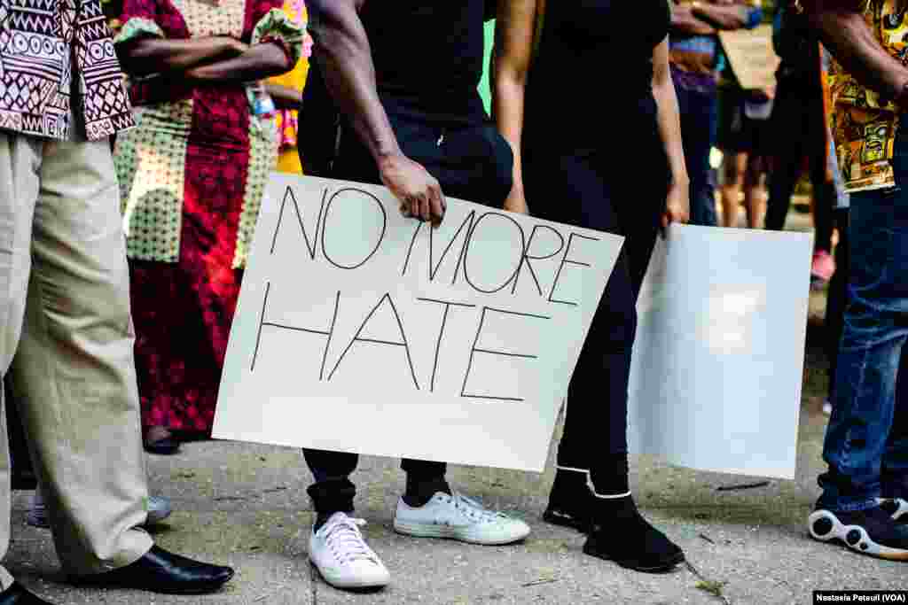 Un manifestant tient une pancarte "Finie la haine" lors du rassemblement "Africans 4 BLM" à Washington DC, le 14 juin 2020. (VOA/Nastasia Peteuil)