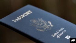 ARCHIVO - Portada de un pasaporte estadounidense en una foto tomada el 11 de diciembre de 2021.