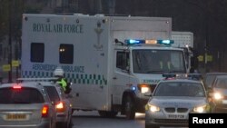 Konvoi ambulans yang membawa Pauline Cafferkey tiba di RS Royal Free di London, Selasa (30/12).