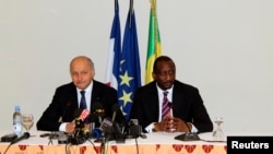 Mali's Foreign Minister Tieman Hubert Coulibaly (R) and France's Foreign Affairs Minister Laurent Fabius attend a news conference in Bamako, Mali, April 5, 2013.