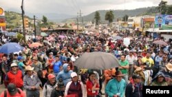Manifestantes bloquean una carretera durante una protesta contra el presidente de Guatemala, Jimmy Morales, en Totonicapán, Guatemala, el 11 de septiembre de 2018. 