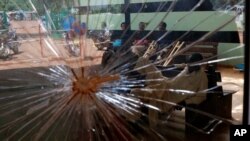Des personnes blessées attendent d’être amenée à l’hôpital à Bangui, RCA, le 8 décembre 2013.