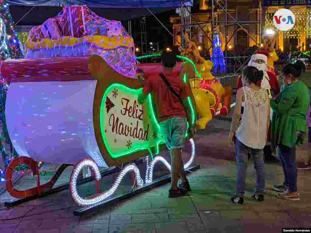 La mezcla de tradiciones propias con otras extranjeras conviven en la decoración navideña en las calles de Managua. Foto Donaldo Hernández/VOA.