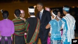 Prezident Barak Obamani Myanma poytaxti Neypido xalqaro aeroportida kutib olishmoqda, 12-noyabr, 2014-yil