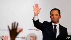 Benoit Hamon menyapa para pendukungnya setelah memenangkan nominasi sebagai capres partai sosialis di Paris, Perancis, 29 Januari 2017 (Foto: dok).