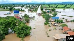 ទិដ្ឋភាពពីលើអាកាសបង្ហាញពីគ្រោះទឹកជំនន់នៅខេត្តបាត់ដំបង បន្ទាប់ពីភ្លៀងធ្លាក់ខ្លាំង កាលពីថ្ងៃទី១០ ខែតុលា ឆ្នាំ២០២០។