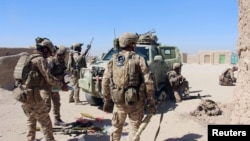 Pasukan Afghanistan bersiap-siap sebelum bertempur melawan Taliban di pinggiran ibu kota Helmand, Lashkar Gah, Afghanistan, 10 Oktober 2016. 
