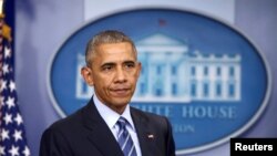Presiden AS Barack Obama menyimak saat ia ikut serta dalam konferensi persnya terakhir tahun ini di Gedung Putih (16/12). Washington, D.C. (foto: REUTERS/Carlos Barria)