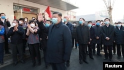 Le président chinois Xi Jinping visite un quartier résidentiel de Pékin pour assister aux efforts de lutte contre la contagion à Pékin, Chine, le 10 février 2020.