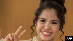 Mary Jane Veloso, terpidana mati kasus narkoba asal Filipina, mengenakan kebaya di sebuah penjara di Yogyakarta, 23 April 2016. (Foto: AFP)