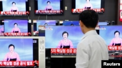 북한이 5차 핵실험을 실시한 9일 한국 서울의 가전매장에 설치된 TV에 관련 뉴스가 나오고 있다.