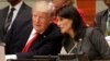 El presidente Donald Trump habla con la embajadora Nikki Haley antes de una reunión durante la Asamblea General de la ONU.