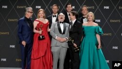 El equipo de "Succession" celebra el premio a mejor serie de drama en la 75a edición de los Premios Emmy, el lunes 15 de enero de 2024. en el Teatro Peacock de Los Ángeles.