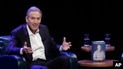 អតីត​នាយក​ប្រតិបត្តិ Starbucks លោក​ Howard Schultz ថ្លែង​នៅ​ក្នុង​កម្មវិធី​មួយ​ដើម្បី​ផ្សព្វផ្សាយ​សៀវភៅ​របស់​លោក​«From the Ground Up»​ ក្នុង​ទីក្រុង​ Seattle ទីក្រុង​វ៉ាស៊ីនតោន​កាលពី​ថ្ងៃទី​៣១ ខែមករា ឆ្នាំ២០១៩។