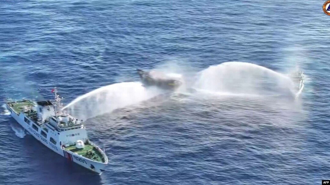 Picha ya Jumanne ya meli za China zikirusha maji kwenye meli ya Ifilipino iliopo kati kati, kwenye maji ya bahari ya South China Sea
