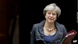 Perdana Menteri Inggris, Theresa May, meninggalkan 10 Downing Street di London untuk menghadiri pertemuan di Parlemen, 11 Oktober 2017.