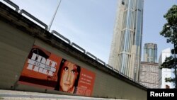 Un mural en apoyo al ciudadano colombiano Alex Saab, quien se encuentra detenido en Cabo Verde, es exhibido en una avenida en Caracas, capital de Venezuela, en septiembre de 2021.