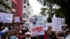 Trabajadores públicos activos y jubilados, incluidos maestros, protestan por mejores salarios y el resto de su bono de vacaciones en Caracas, Venezuela, el martes 2 de agosto de 2022. Foto AP.