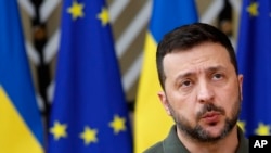 ARCHIVO - El presidente de Ucrania, Volodymyr Zelenskyy, habla con los medios a su llegada a una cumbre de la UE en Bruselas, el jueves 27 de junio de 2024.