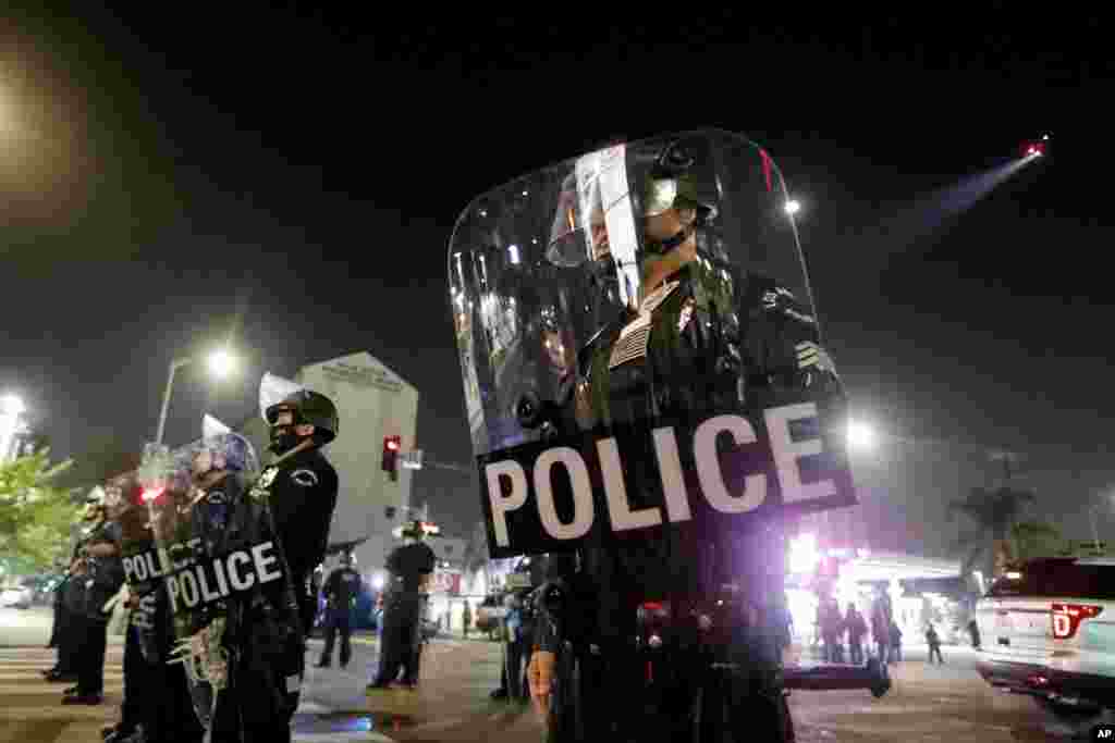 Police liboso ya batelemeli na Los Angeles, 3 novembre 2020.&nbsp;(AP Photo/Ringo H.W. Chiu)