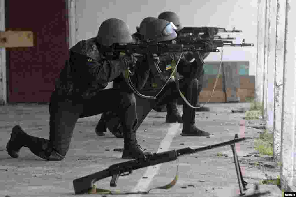 Members of the "Donbass" self-defense battalion train at a National Guard of Ukraine base, near Kyiv, June 2, 2014.
