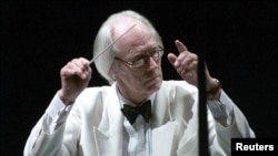 Ser Džordž Martin diriguje orkestrom Hollywood Bowl koji izvodi muziku Bitlsa. 