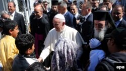 Le pape François, au centre, salue les enfants réfugiés à son arrivée au camp deMoria, sur l’ île de Lesbos, Grèce, 16 avril 2016. epa/ ORESTIS 
