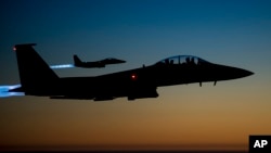 ARSIP – Sepasang pesawat tempur F-15E Strike Eagle milik AS terbang melintasi Irak utara dalam foto yang dirilis AU AS dan diambil tanggal 23 September 2014, setelah melakukan serangan udara di Suriah (foto: AP Photo/U.S. Air Force, Matthew Bruch)