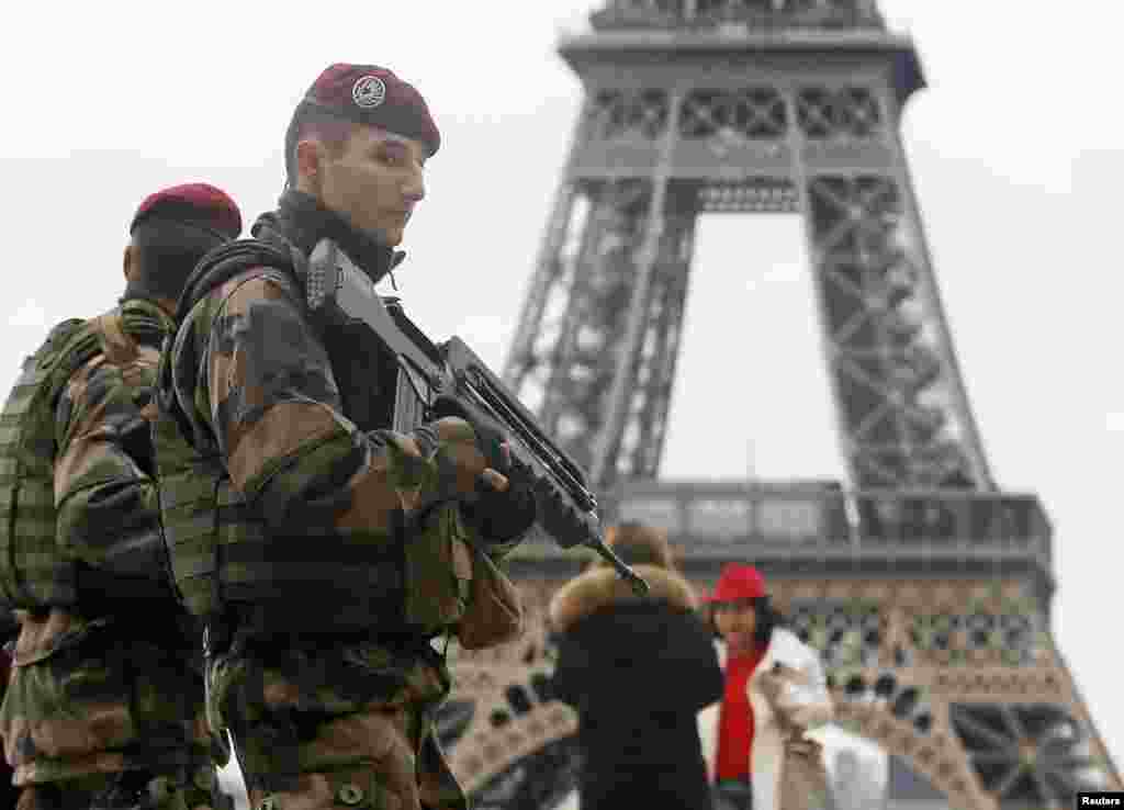 Tentara Perancis berpatroli dekat Menara Eiffel di Paris sebagai bagian dari tingkat tertinggi siaga keamanan 'Vigipirate' (sistem keamanan Perancis) setelah terjadi penembakan di kantor Charlie Hebdo di Paris. 
