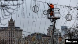 Un trabajador instala luces navideñas sobre una calle, en medio del ataque de Rusia a Ucrania en Kiev, el 4 de diciembre de 2024. REUTERS/Thomas Peter
