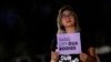 ARCHIVO - Esta foto muestra a Celina Washburn en una protesta el 23 de septiembre de 2022, frente al Capitolio de Arizona en Phoenix para expresar su oposición a una sentencia sobre el aborto. 