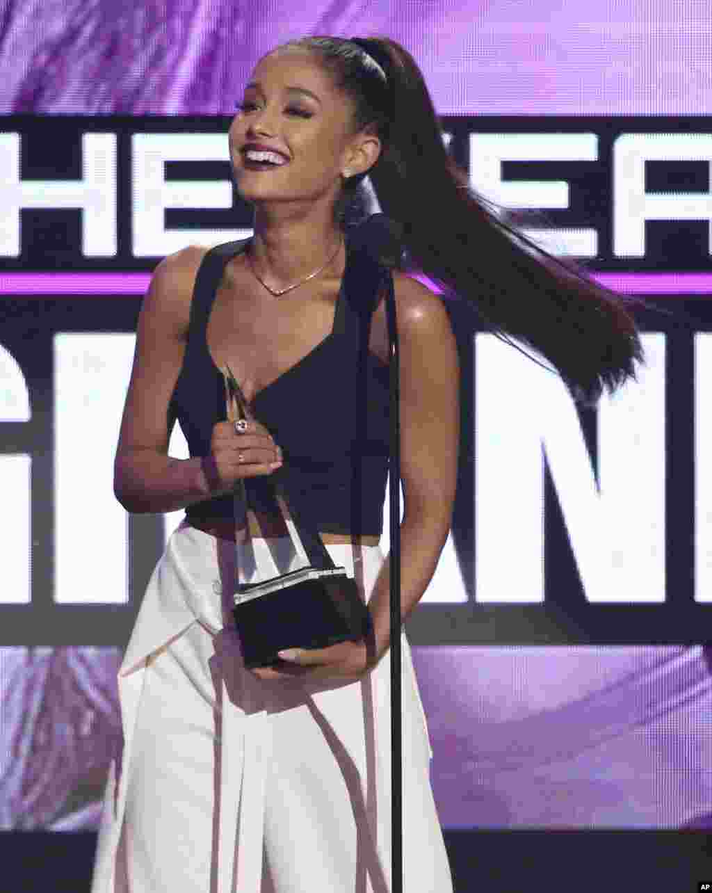 美国流行歌手爱莉安娜·格兰德(Ariana Grande)在洛杉矶的微软剧场参加美国音乐奖典礼,荣获年度歌手奖(2016年11月20日)。