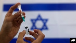 Seorang paramedis menyiapkan suntikan vaksin COVID-19 buatan Pfizer yang akan diberikan kepada lansia di pusat kesehatan di Ashdod, selatan Israel, 7 Januari 2021. (Foto: AP/Tsafrir Abayov)