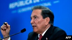 Laurentino Cortizo, presidente de Panamá, gesticula durante una conferencia de prensa en el Palacio Presidencial de Las Garzas, en Ciudad de Panamá, el 18 de diciembre de 2019. AFP/Luis Acosta.