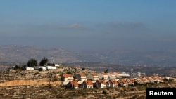 Perumahan di dekat pos Israel Palgey Maim, di Tepi Barat, 6 Februari 2017. (REUTERS/Baz Ratner)