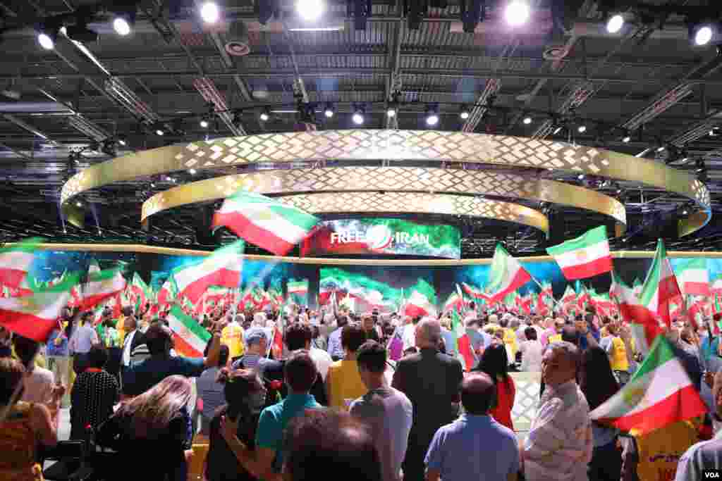 چندهزار نفر در نشست «ایران آزاد» در نزدیکی پاریس با حضور گروه‌های مخالف جمهوری اسلامی ایران حضور یافتند.