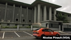 Vue du tribunal d'Abidjan où est jugée Simone Gbagbo, le 2 octobre 2016. (VOA/Nicolas Pinault)