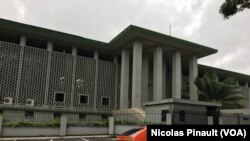 Vue du tribunal d'Abidjan où est jugée Simone Gbagbo, le 2 octobre 2016 (VOA/Nicolas Pinault)