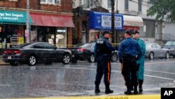 执法官员搜查纽约爆炸嫌疑人拉哈米的住址时警察在路旁警卫。 （2016年9月19日）