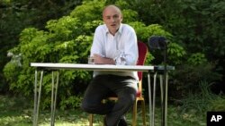 Dominic Cummings, senior aide to Prime Minister Boris Johnson, makes a statement inside 10 Downing Street, London, Monday May 25, 2020, over allegations he breached coronavirus lockdown restrictions. In an exceptionally rare televised statement,…