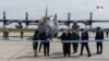 El presidente Iván Duque; el embajador, Philip Goldberg; la canciller, Claudia Blum, y militares colombianos de alto rango, participan en la ceremonia de entrega de la aeronave C- 130. [Foto cortesía].