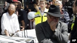 A mourner reacts during a joint funeral in Jerusalem for the victims of Monday's shooting in Toulouse, March 21, 2012.