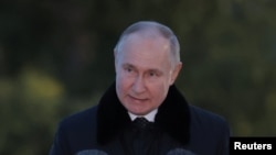 En la foto, el presidente ruso Vladimir Putin pronuncia un discurso en una actividad pública en la región de Leningrado, Rusia, el 27 de enero de 2024.