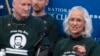 Marc Tice, lijevo, i Debra Tice, roditelji Austina Ticea, novinara koji je kidnapovan u Siriji, obavještavaju medije o stanju svog sina, 6. decembra 2024., dok nastavljaju da traže njegovo oslobađanje, tokom konferencije za novinare u Nacionalnom press klubu u Washingtonu.
