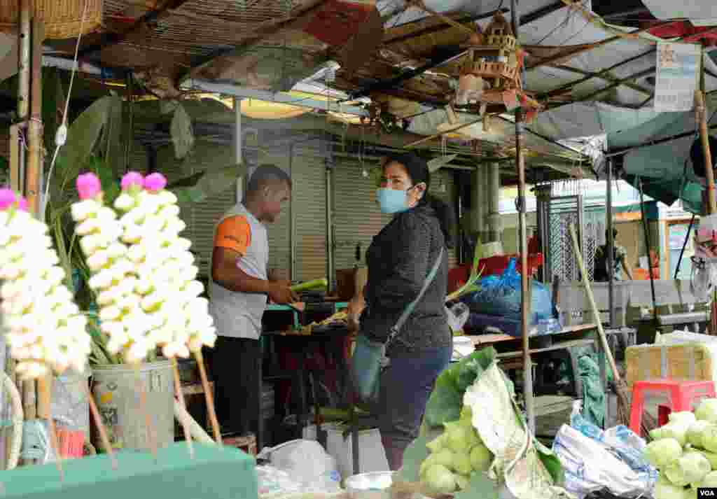 ទិដ្ឋភាពទូទៅនៃការត្រៀមរៀបចំពិធីបុណ្យចូលឆ្នាំខ្មែររបស់ពលរដ្ឋកម្ពុជា រាជធានីភ្នំពេញ នៅថ្ងៃទី ១៣ ខែមេសា ឆ្នាំ២០២០។ (ហ៊ាន សុជាតា/VOA)