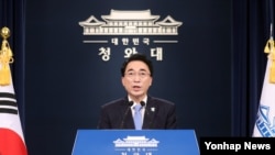 청와대 박수현 대변인이 11일 청와대 브리핑룸에서 정의용 국가안보실장과 미국 맥매스터 NSC 보좌관 간 통화내용에 대해 브리핑하고 있다. 