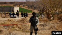 ARCHIVO: Autoridades trabajan en el lugar donde dos hombres fueron asesinados a tiros, según medios locales, el día en que EEUU designó a los cárteles de la droga como organizaciones terroristas globales, en las afueras de Ciudad Juárez, México, 19 de febrero de 2025. REUTERS