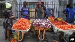 En Lagos, Nigeria, hay restricciones de movimiento en vigor para impedir la expansión del covonavirus, pero las personas necesitan salir a comprar alimentos para sus familias.