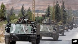 Militer Lebanon tiba di kota perbatasan Arsal, Senin, 4 Agustus 2014.